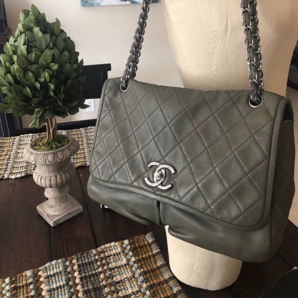 Authentic Chanel Flap Classic Quilted CC Shoulder Chain Bag